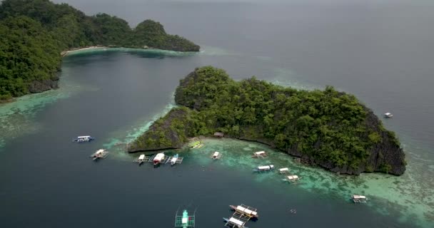 Vista Aerea Barche Con Turisti Che Galleggiano Sul Mare Blu — Video Stock