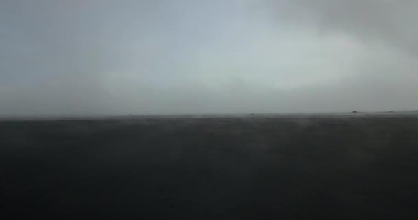 Dikke Mist Omhult Black Sand Beach Ijsland Vanuit Lucht — Stockvideo