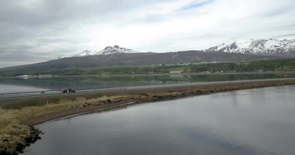 Coche Que Conduce Carretera Circunvalación Icónica Islandia Con Montañas Nevadas — Vídeos de Stock