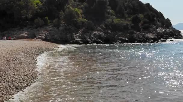 Ondate Acqua Con Bassa Marea Che Riversano Una Spiaggia Ciottoli — Video Stock