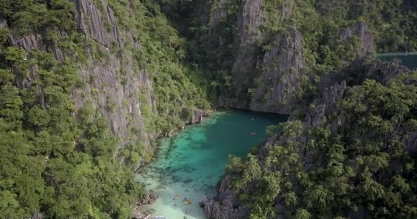 Acantilados Piedra Caliza Que Rodean Laguna Azul Cristalina Isla Nido — Vídeos de Stock