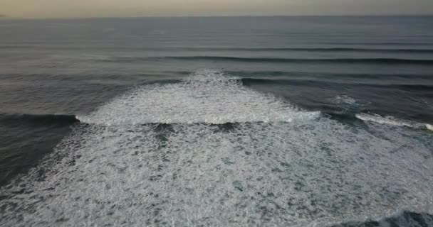 Vista Aérea Das Ondas Respingo Oceano Águas Marinhas Onduladas Azuis — Vídeo de Stock