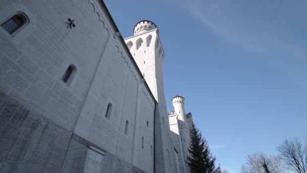 Außenfassade des Schlosses Neuschwanstein unter blauem Himmel