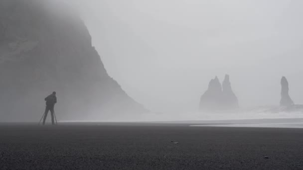 Fotógrafo Paisaje Con Cámara Playa Reynisfjara Envuelta Una Espesa Niebla — Vídeos de Stock