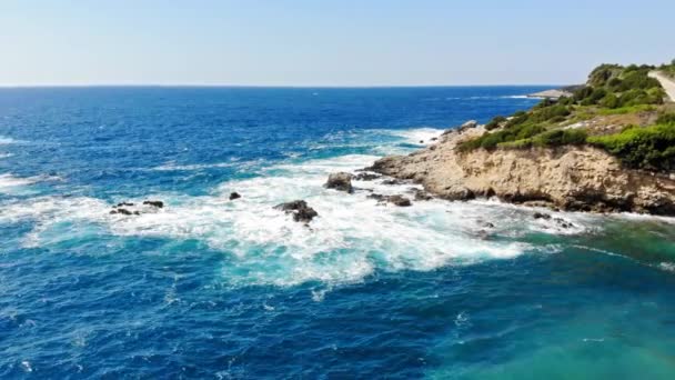 Olas Azules Espumosas Que Estrellan Acantilados Costeros Jerusalem Beach Erisos — Vídeo de stock