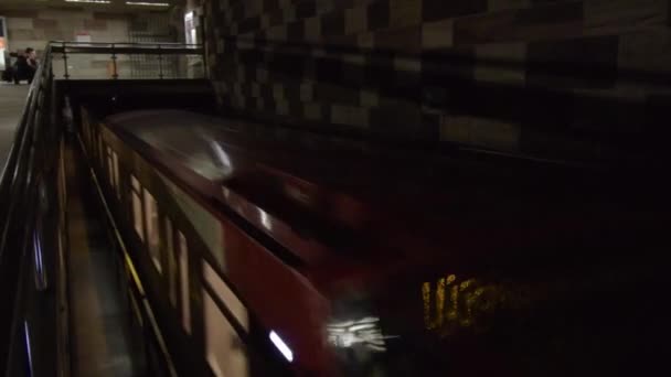 Metro Znika Tunelu Strzał Średniej Wysokości — Wideo stockowe