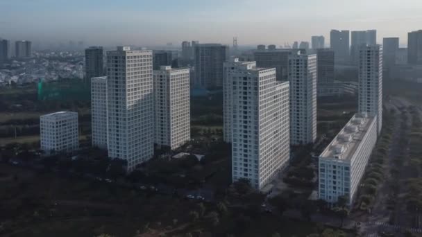 阳光明媚的清晨 城市绿地和高速公路环绕着大型多塔住宅或公寓的螺旋形顺时针旋转 — 图库视频影像