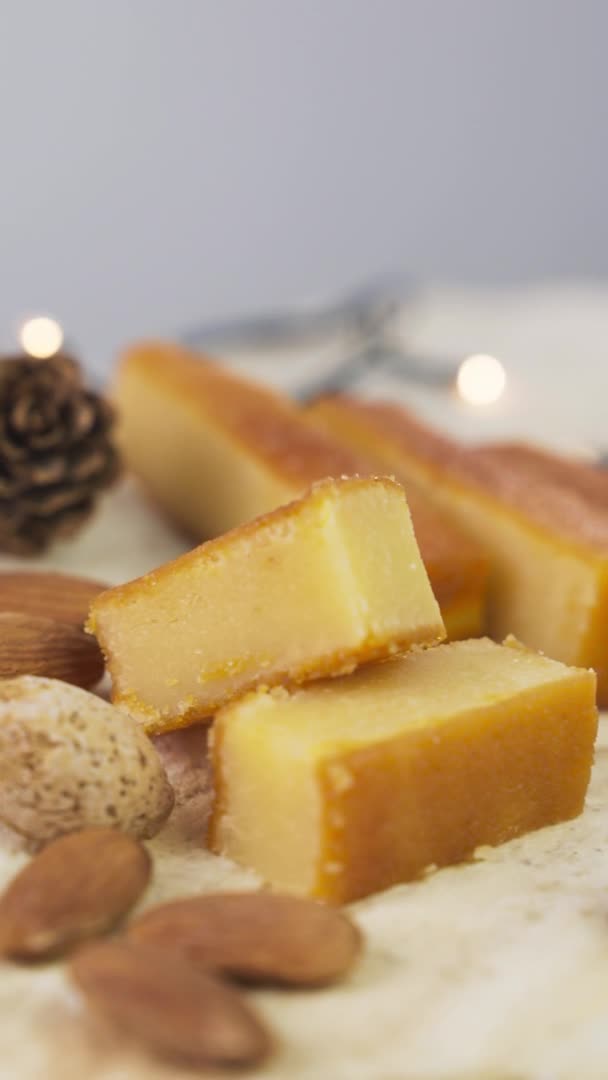 Tournage Vertical Délicieux Yema Tostada Turron Servi Dans Une Assiette — Video