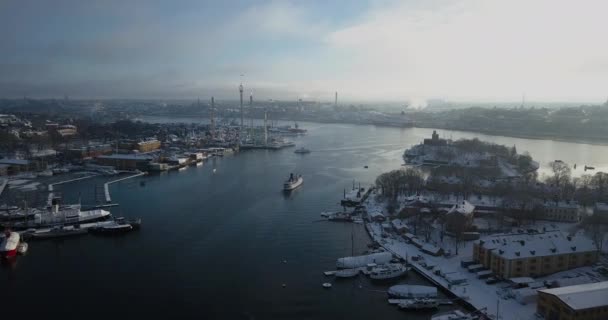Πλοίο Ιστιοπλοΐα Μέσω Djurgarden Island Στη Στοκχόλμη Σουηδία Θέα Grona — Αρχείο Βίντεο