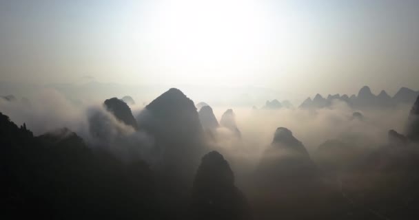 Βουνά Karst Καλύπτονται Ομίχλη Κατά Την Ανατολή Του Ηλίου Yangshuo — Αρχείο Βίντεο