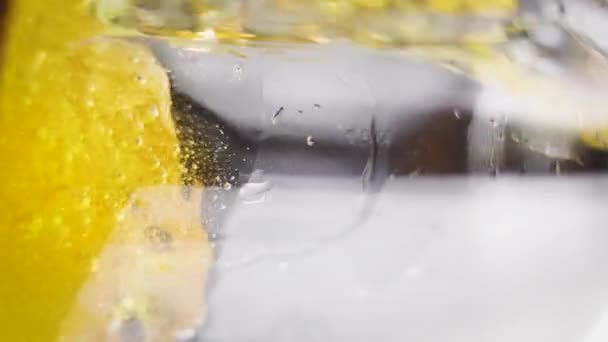 新酿造啤酒倒入玻璃杯 泡沫和气泡中的垂直射击 — 图库视频影像