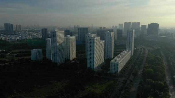 Drone Zgodnie Ruchem Wskazówek Zegara Orbita Wokół Dużych Wieży Mieszkalnych — Wideo stockowe
