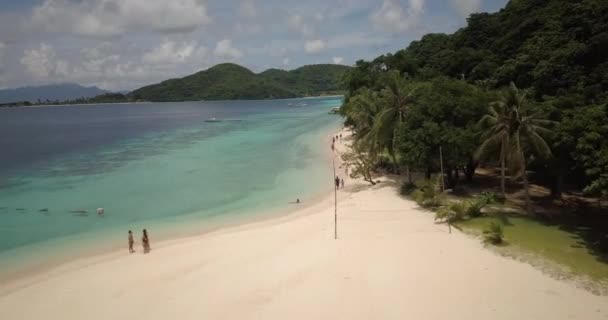 夏に白い砂浜とターコイズブルーの澄んだ水を持つ熱帯の島 空中ドローンショット — ストック動画