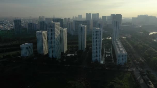 Drone Tegen Klok Baan Rond Grote Multi Toren Residentiële Appartementencomplex — Stockvideo