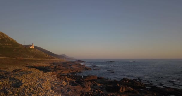 落日下的岩石海岸和海洋的空中景观 无人机拍摄 — 图库视频影像