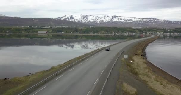 Carro Dirigindo Através Paisagem Islandesa Dia Nublado Retirada Aérea — Vídeo de Stock