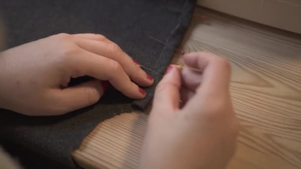 Weibliche Hände Stecken Stecknadeln Gemusterten Stoff Näherin Arbeitet Nahaufnahme — Stockvideo