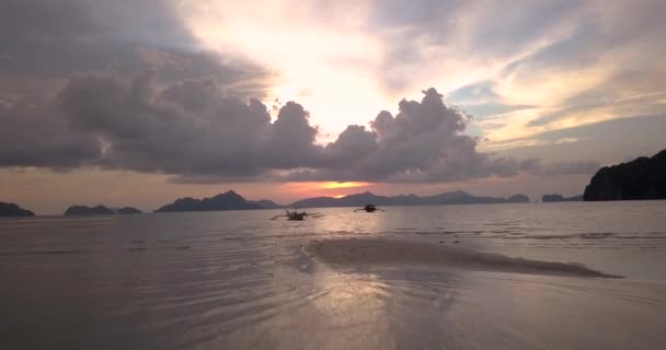 日没時に海に浮かぶボート 空中前方 — ストック動画