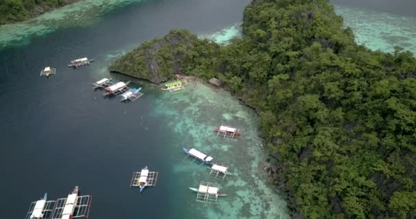 Tradiční Lodě Turisty Plovoucí Plachtění Coron Island Palawan Filipíny Anténa — Stock video