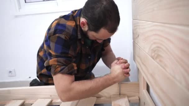 Poignée Serrée Une Installation Vis Lit Maison — Video