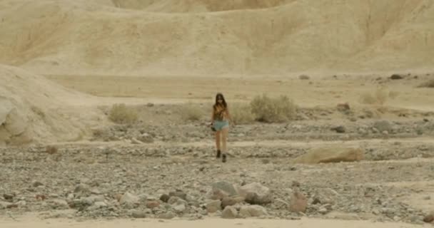 Fiatal Lány Sétál Zabriskie Point Death Valley Mountain Sivatagban — Stock videók