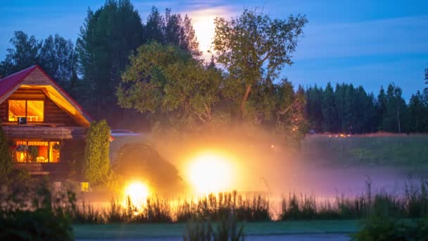農家の畑で霧の日の出の時間経過ショット家や庭の照明屋外光 朝の夜明け中に飛ぶ霧 — ストック動画