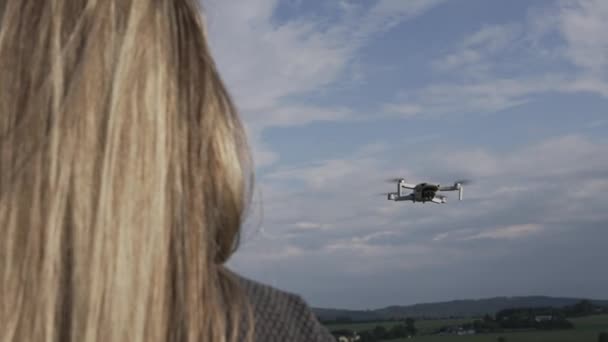 Powrót Widok Młodej Kobiety Kontrolującej Drona Latającego Pod Niebem Słoneczny — Wideo stockowe
