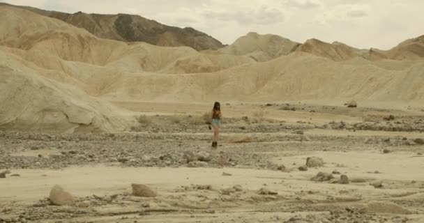Krajina Pohled Mladou Dívku Kráčející Poušti Death Valley Zabriskie Point — Stock video