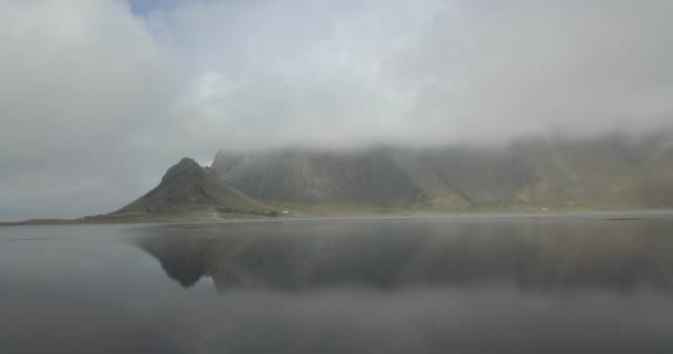 黒火山ビーチ ストックスネス 南アイスランドの浅瀬で反射する霧のヴェストラホーン山脈 — ストック動画