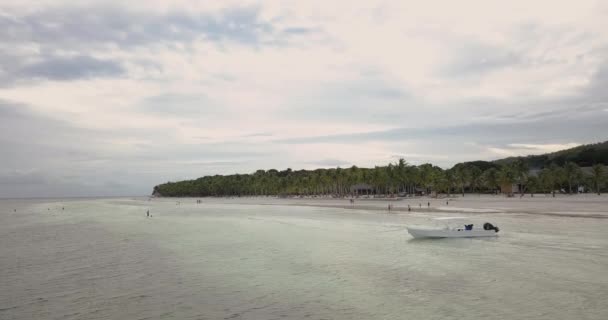 Vista Panorámica Playa Tropical Con Barco Turístico Cerca Orilla Día — Vídeos de Stock