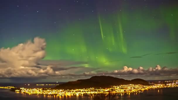 暗い空での極光と照明の星の壮大な夜の時間の経過 ノルウェーのAlesundのライトアップされた都市を飛んで雲 パノラマワイドショット — ストック動画