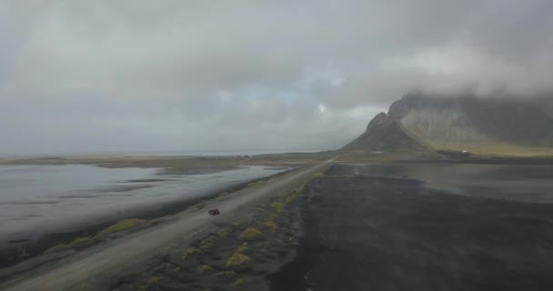 冰岛灰蒙蒙的威斯特拉宏山石碑路和一辆在雾天开车的汽车 空中无人驾驶飞机射击 — 图库视频影像