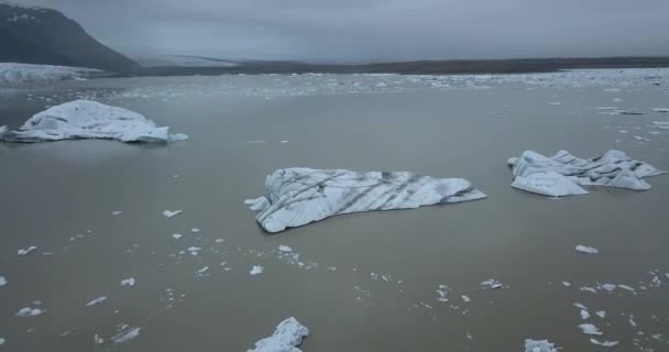 Icebergs Flotando Lago Jokulsarlon Con Parque Nacional Vatnajkull Islandia Antena — Vídeo de stock