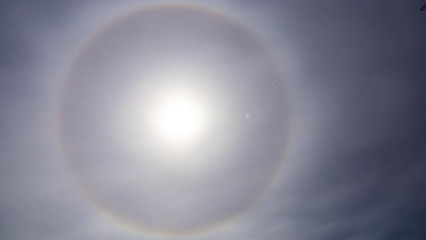 空飛ぶ雲と背景に輝く太陽の時間の経過ショット 自然の中で美しい晴れた日 — ストック動画