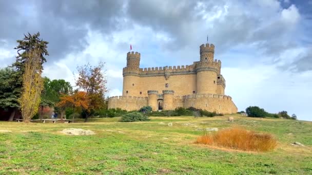 西班牙马德里Manzanares Real村重建的门多萨家族中世纪城堡立面的令人难以置信的景观 — 图库视频影像