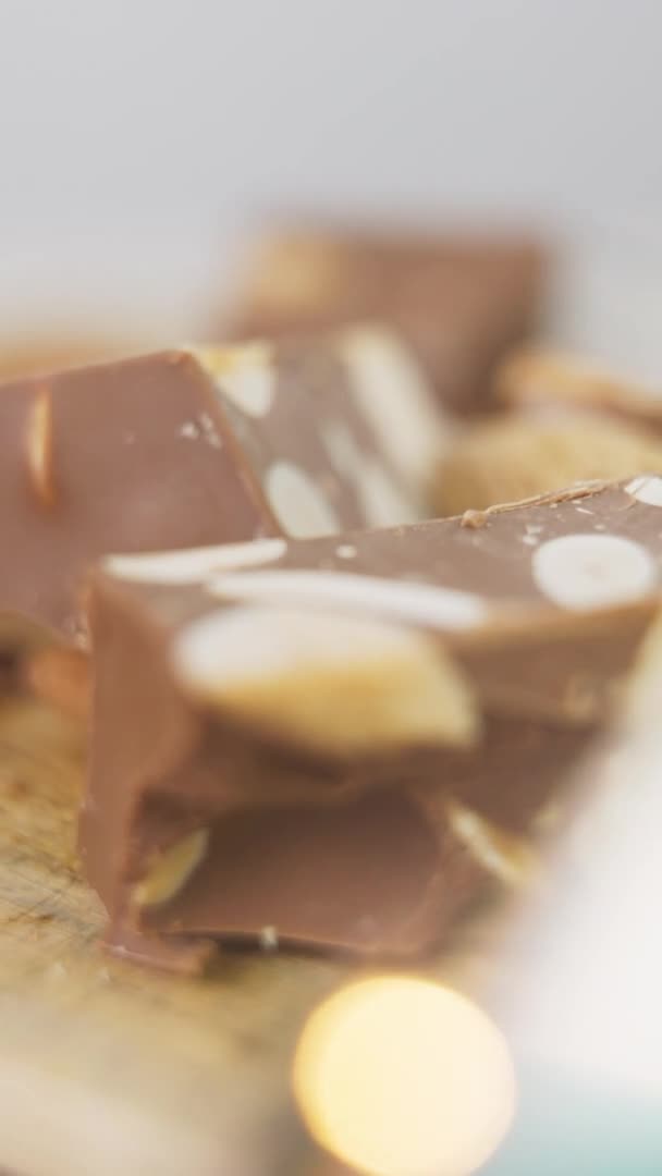 Colpo Verticale Pezzi Tagliati Delizioso Torrone Cioccolato Con Mandorle Vicino — Video Stock