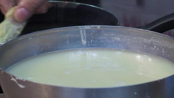 Cozinhe Pedaços Peixe Rebatedores Água Com Farinha Depois Frita — Vídeo de Stock