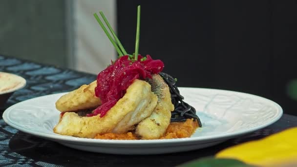 Cuoco Mostra Piatto Con Pesce Fritto Base Carota Condimento Vegetale — Video Stock