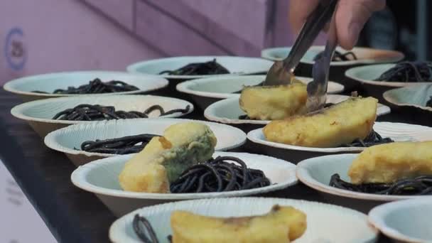 Chef Προσθέτει Κομμάτια Τηγανισμένου Ψαριού Μακαρόνια Μελάνι Καλαμαριού Ξύλινα Πιάτα — Αρχείο Βίντεο