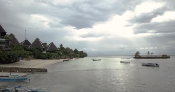 Beach Resort Cabañas Con Barcos Flotando Océano Amanecer Antena — Vídeo de stock