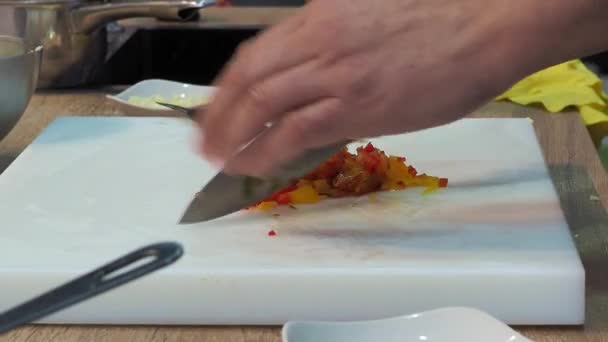 Kochen Sie Grüne Gelbe Und Rote Paprika Mit Einem Messer — Stockvideo