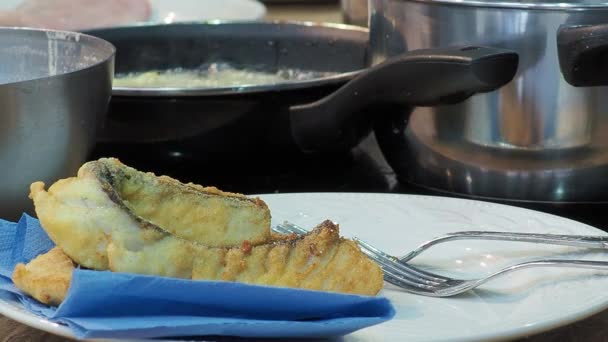 Dos Trozos Pescado Recién Frito Colocados Papel Cocina Azul Con — Vídeos de Stock