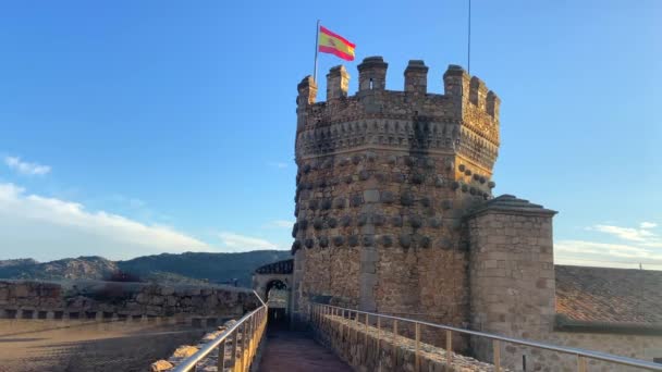 Ισπανική Σημαία Κυματίζει Στο Μεσαιωνικό Κάστρο Της Mendoza Στο Manzanares — Αρχείο Βίντεο