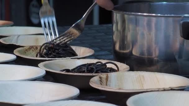 Cook Plates Bowls Tasting Spaghetti Squid Ink — Stock Video