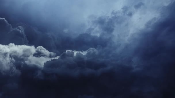 空の雲の中で起こる雷雨は — ストック動画