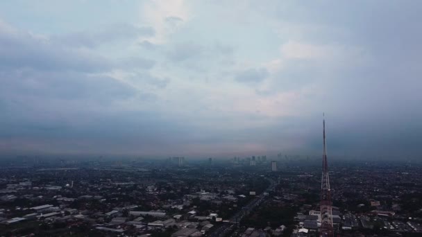 都市部の空と送信塔に発生する雷雨は — ストック動画