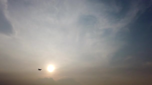 Een Vliegtuig Passeert Bij Zonsondergang — Stockvideo