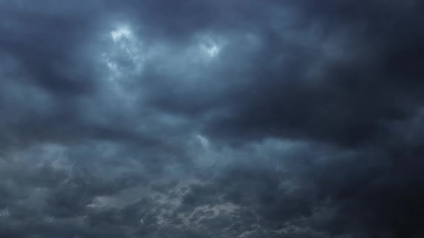 空を移動する暗い雲のタイムラプス — ストック動画