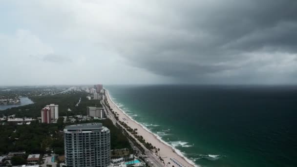 Nuvole Buie Tempesta Arrivo Sulla Spiaggia Con Edifici — Video Stock