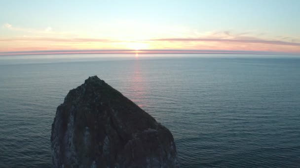 海に沈む夕日 石を見下ろすビーチ 地平線と日没の間に石の上を飛んで — ストック動画